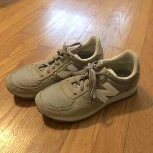 Cute old school running sneaker by New Balance size 5